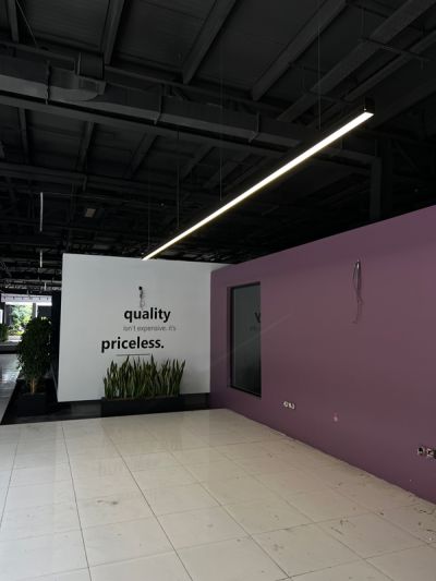 چراغ خطی در شوروم