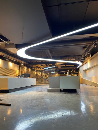 چراغ خطی منحنی در شوروم