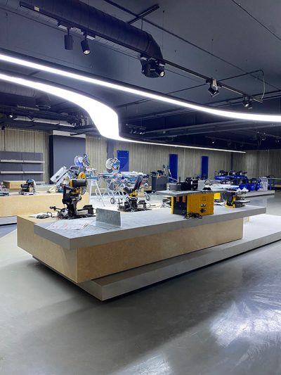 چراغ خطی منحنی در شوروم