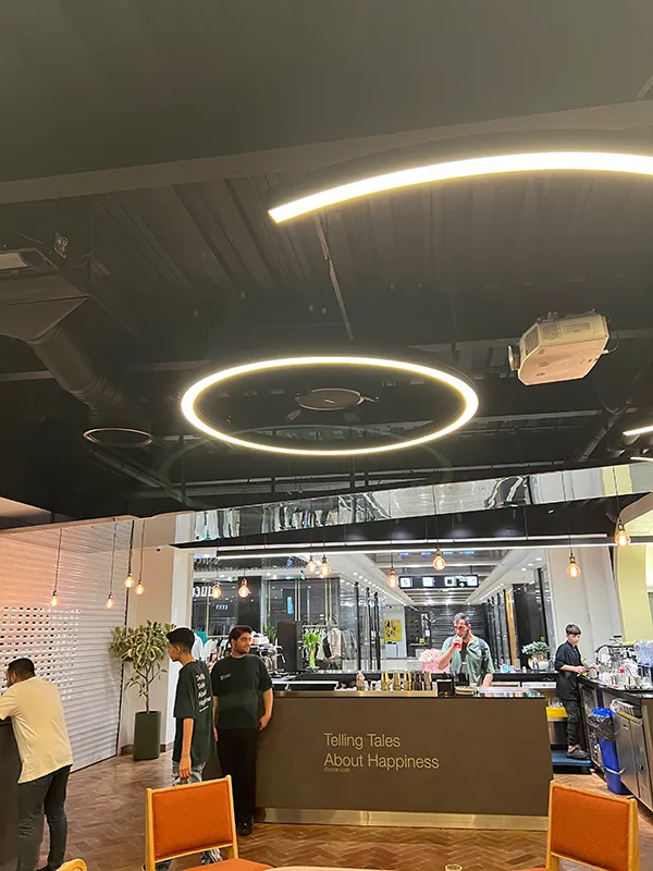 چراغ دایره ای در رستوران
