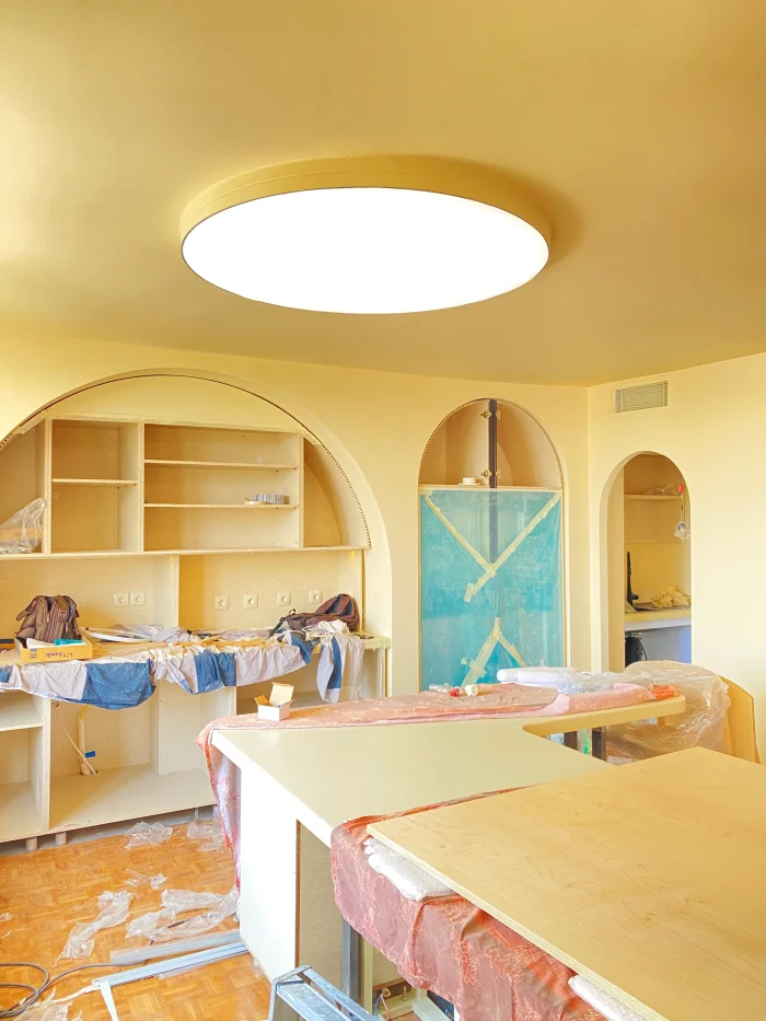 چراغ دایره ای در اتاق
